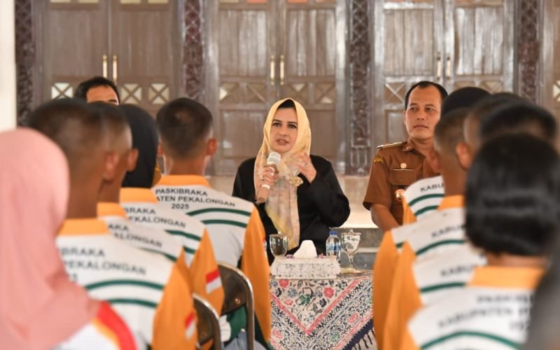 Bupati Fadia saat memberikan pembinaan tim Paskibra Kabupaten Pekalongan (dok. Istimewa)