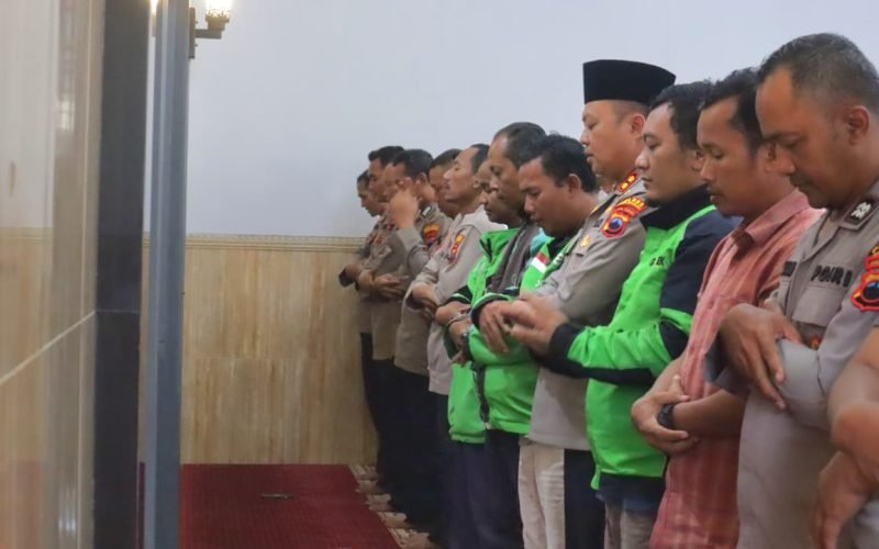 Polres Pekalongan dan Ojek Online menggelar sholat gaib untuk menjaga kondusifitas Kabupaten Pekalongan (dok. Humas)