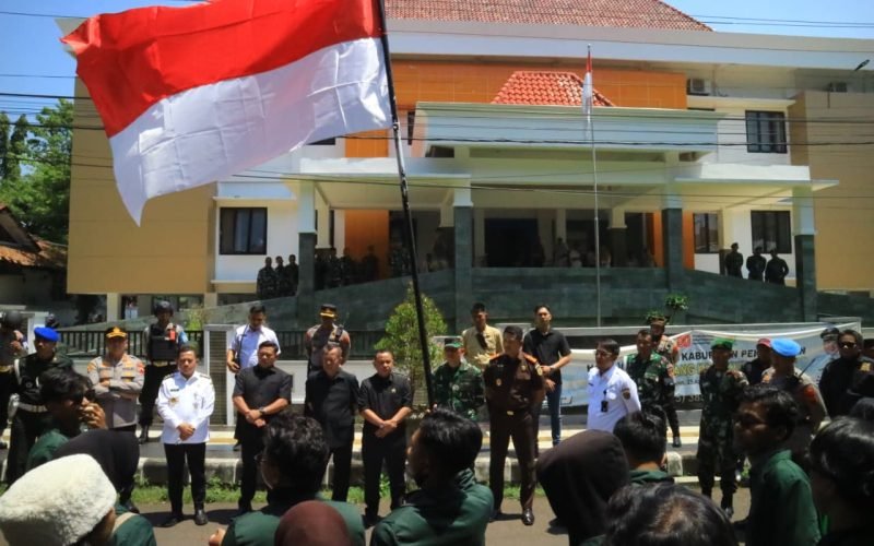 DEMA UIN Gus Dur Pekalongan menyuarakan aspirasi lewat pengeras suara saat aksi di depan Gedung DPRD Kabupaten Pekalongan (3/9/2025 - dok. Bagus - Rasika FM).