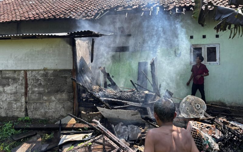 Api sudah padam, namun sisa puing dan asap masih terlihat dari rumah warga di Desa Kayugeritan, Kecamatan Karanganyar, Kabupaten Pekalongan, usai kebakaran yang diduga akibat korsleting listrik, Rabu (3/9/2025 - dok. Humas)