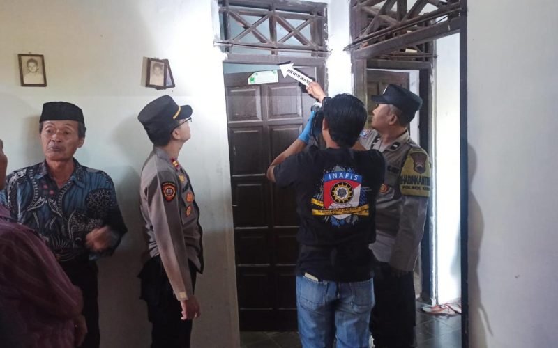 Petugas Polres Pekalongan bersama jajaran Polsek Kesesi saat melakukan olah TKP kasus dugaan bunuh diri di Desa Karyomukti, Selasa (9/9/2025).