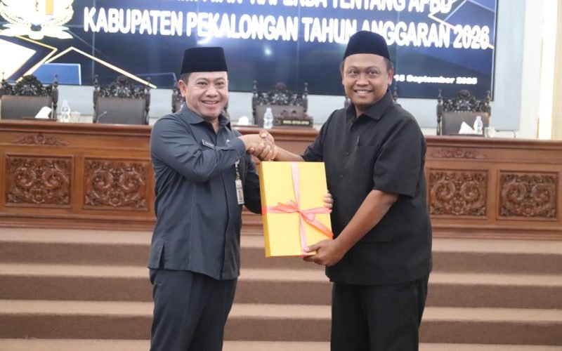 Wakil Bupati Pekalongan menyerahkan dokumen Raperda APBD Tahun Anggaran 2026 kepada Wakil Ketua DPRD Kabupaten Pekalongan, Ahmad Ridhowi dalam Rapat Paripurna di Ruang Paripurna DPRD, Senin (15/9/2025 - dok. Istimewa)