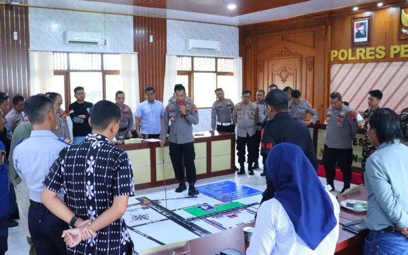 Polres Pekalongan bersama lintas instansi dan ormas melakukan Tactical Floor Game (TFG) di aula Mapolres Pekalongan (dok. Humas)