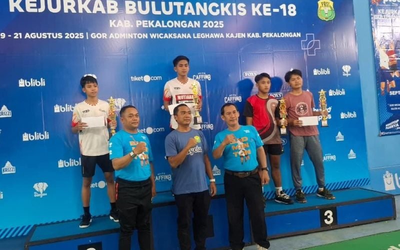 Para juara Kejurkab Bulutangkis PBSI Pekalongan 2025 berpose di podium seusai menerima piala dan hadiah di GOR Adminton Wicaksana Leghawa, Kajen (dok. Istimewa)