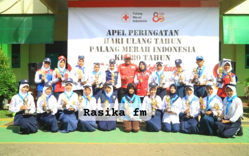 Para anggota PMR Madya dan Wira se-Kabupaten Pekalongan berfoto bersama seusai menerima trofi penghargaan dalam Apel Relawan peringatan HUT ke-80 PMI di SMK Muhammadiyah Kajen, Minggu (28/9/2025 - dok. Rasika FM).