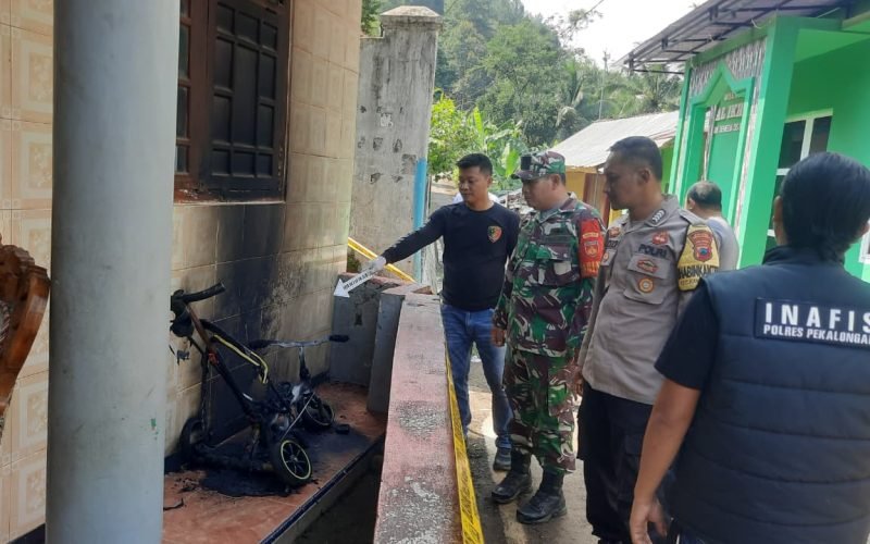 Polisi bersama TNI saat meninjau lokasi kebakaran rumah warga di Kandangserang, Pekalongan. Insiden dini hari itu kini diselidiki sebagai dugaan pembakaran.