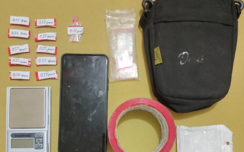 Barang bukti yang diamankan Satres Narkoba Polres Pekalongan dari tangan tersangka ZAI alias Jeje. Polisi menyita delapan paket sabu seberat total ±4,23 gram beserta timbangan digital, ponsel, isolasi merah, dan tas kecil (dok. Humas)