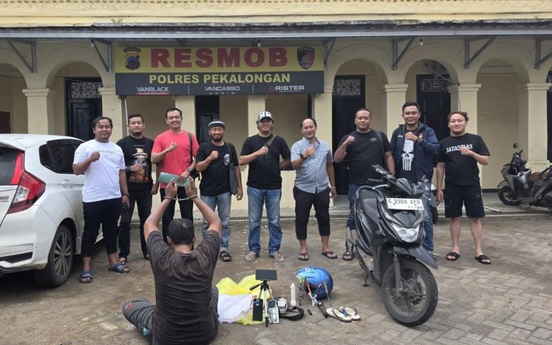 Tim Resmob Satreskrim Polres Pekalongan saat mengamankan terduga pelaku pencurian dengan pemberatan yang membobol ruang guru SDN 03 Tengengwetan, Kecamatan Siwalan.