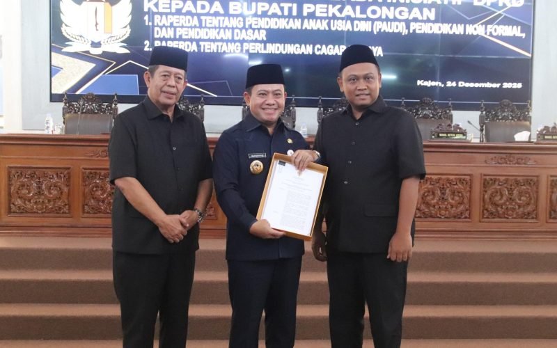 Pimpinan DPRD Kabupaten Pekalongan menyerahkan dokumen dua raperda inisiatif kepada Wakil Bupati dalam Rapat Paripurna, menandai dimulainya pembahasan regulasi bidang pendidikan dan perlindungan cagar budaya.