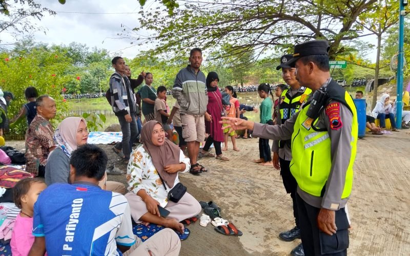 Pengunjung memadati salah satu objek wisata di Kabupaten Pekalongan pada libur hari pertama 2026, sementara petugas melakukan pemantauan dan menyampaikan imbauan keselamatan di area wisata (dok. Istimewa)