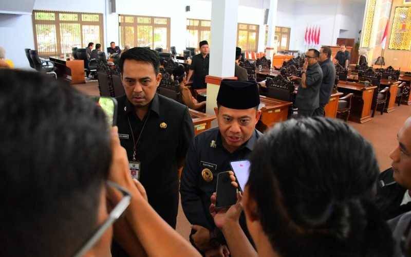 Wakil Bupati Pekalongan Sukirman (kanan) didampingi Sekretaris Daerah Kabupaten Pekalongan M. Yulian Akbar memberikan keterangan kepada awak media usai rapat di DPRD Kabupaten Pekalongan, terkait kebijakan pelayanan kesehatan dan keberlanjutan program UHC (dok. Istimewa)