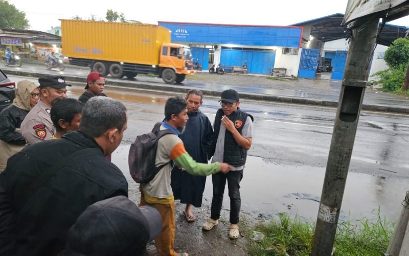 Petugas meminta keterangan sejumlah saksi di lokasi kejadian meninggalnya seorang buruh bongkar muat akibat tersengat listrik tiang penerangan jalan di Desa Kauman, Kecamatan Wiradesa, Kabupaten Pekalongan (dok. Humas)