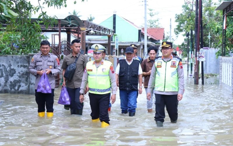 Ketua DPRD Kabupaten Pekalongan, H. Abdul Munir bersama Kapolres Pekalongan AKBP Rachmad C. Yusuf  meninjau kondisi banjir di Dukuh Babadan, Desa Sipait, Kecamatan Siwalan, Sabtu (17/1/2026), sekaligus memastikan proses evakuasi dan pelayanan pengungsian berjalan optimal.