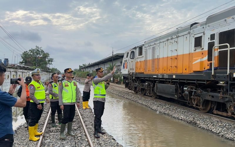 Pengecekan yang dilakukan oleh Kapolresta dan Kapolres Pekalongan di lintasan jalur kereta api kota Pekalongan (dok. Humas)