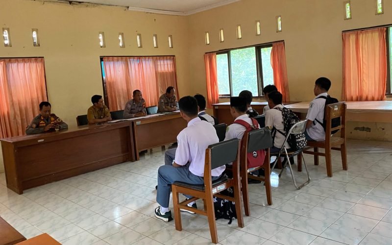 Sejumlah pelajar yang terjaring razia tertib pelajar saat menerima pembinaan dari Satpol PP dan Satbinmas di Kabupaten Pekalongan, Selasa (20/1/2026).