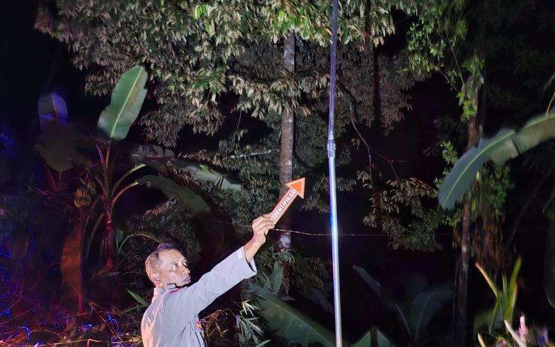 Petugas kepolisian menunjukkan galah logam yang digunakan korban saat merapikan kabel WiFi di lokasi kejadian, yang diduga menjadi penyebab tersengat arus listrik tegangan tinggi (dok. Humas)