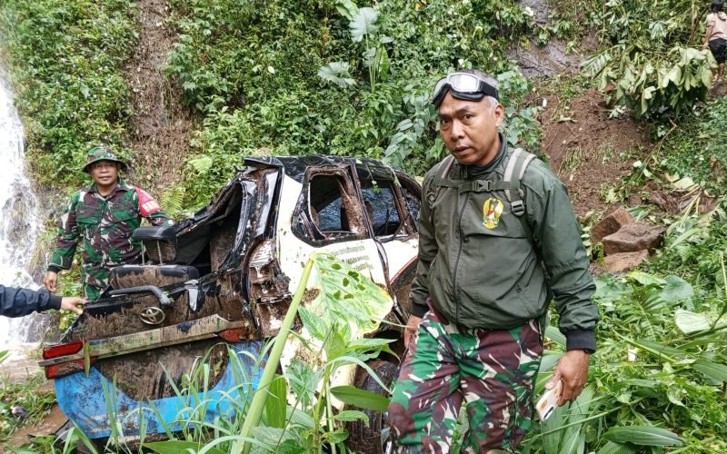 Kondisi mobil operasional PLN yang ringsek setelah tertimpa longsor dan terjun ke jurang sedalam 160 meter di Dukuh Krandegan, Desa Mendolo, Lebakbarang, Kabupaten Pekalongan.
