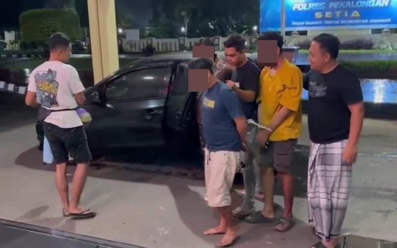 Tiga pemuda yang diamankan aparat terkait dugaan peredaran serbuk bibit tembakau sintetis di wilayah Kecamatan Talun, Kabupaten Pekalongan (dok. Humas).