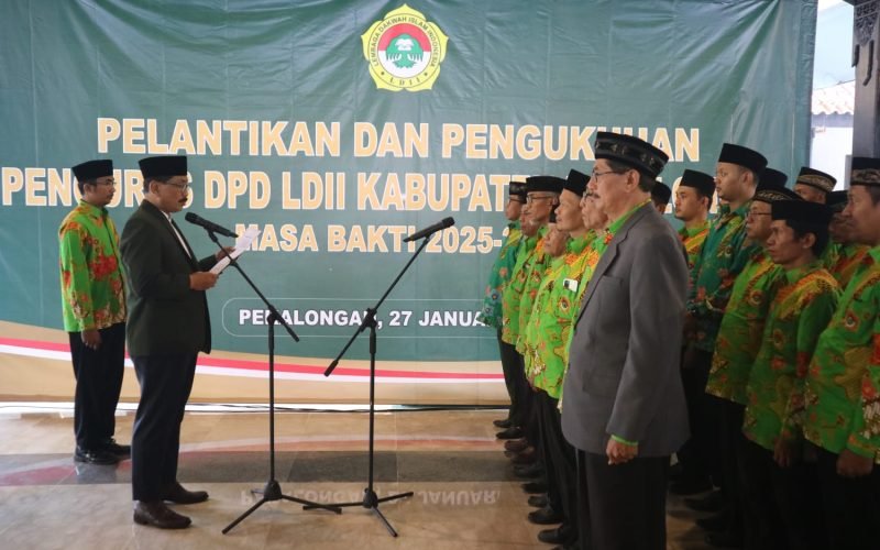 Pengurus DPD LDII Kabupaten Pekalongan periode 2025–2030 mengikuti prosesi pelantikan dan pengukuhan di Pendopo Rumah Dinas Bupati Pekalongan, Selasa (27/1/2026).