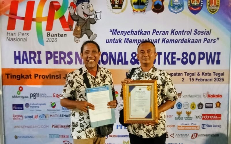 Ketua PWI Kabupaten Pekalongan, Triyono (kanan) bersama Wakil Ketua Bagus AA usai menerima penghargaan tingkat Jawa Tengah dalam rangka Hari Pers Nasional dan HUT ke-80 PWI.