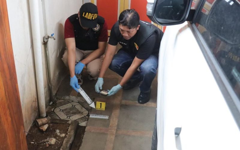 Petugas dari Polres Pekalongan dan Bid Labfor Polda Jateng mengamankan serta mengidentifikasi barang bukti di lokasi teror penembakan rumah Ahmad Muzakhim alias Boim di Kedungwuni Timur, Kabupaten Pekalongan, Minggu (15/2/2026).