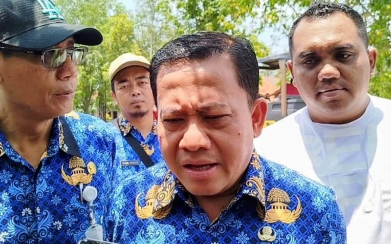 Plt. Bupati Pekalongan, Sukirman, memberikan keterangan kepada awak media terkait dugaan penyimpangan dalam proyek revitalisasi gedung sekolah yang bersumber dari dana Banpres di wilayah Kabupaten Pekalongan (17/03/2026 - dok. Istimewa)