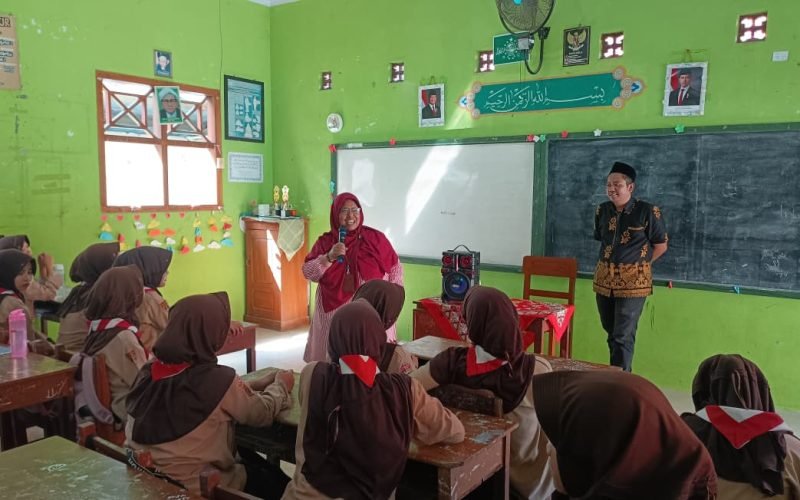 Komisioner KPU Kabupaten Pekalongan, Dika Redana dan Kasubbag Parmas dan SDM, Endang Tris Lasmini saat memberikan materi kepada para pelajar dalam program “KPU Mengajar” di MTs Salafiyah Wonoyoso, Buaran, Sabtu (11/4/2026 - dok. Istimewa)