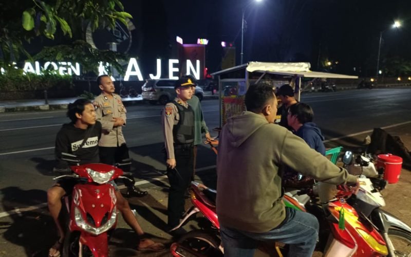 Petugas kepolisian melakukan pemeriksaan terhadap sejumlah pemuda di kawasan Taman Pendopo Kajen, Kabupaten Pekalongan, Jumat (12/6/2026) dini hari.
