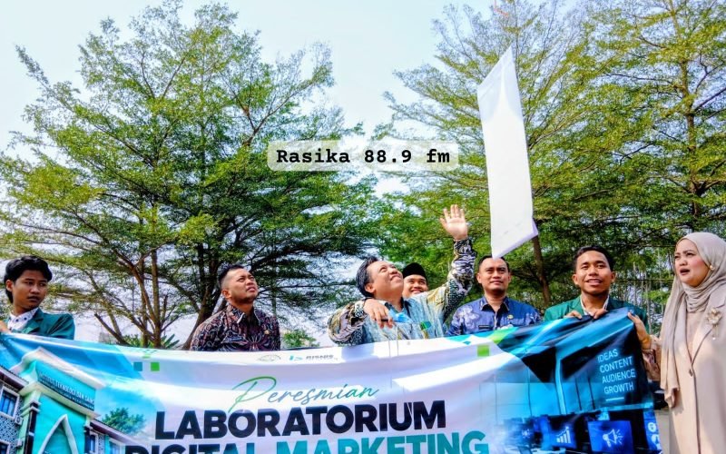 Rektor ITSNU Pekalongan Dr. M. H. Ali Imron, S.E., M.Si. meresmikan pembukaan Laboratorium Digital Marketing Program Studi S1 Bisnis Digital ITSNU Pekalongan di komplek UMKM Center Kedungwuni, Jumat (2/10/2026 - dok. Bagus - Rasika FM).