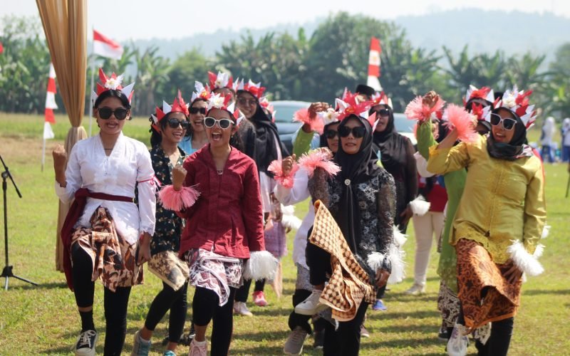 KARNAVAL – Salah satu kelompok peserta lomba karnaval menunjukan semangat yang luar biasa dalam menyemarakkan peringatan HUT ke 79 RI tingkat Kecamatan Kesesi di lapangan desa Jagung Kesesi (17/08/2024 – dok. Bagus Rasika FM)