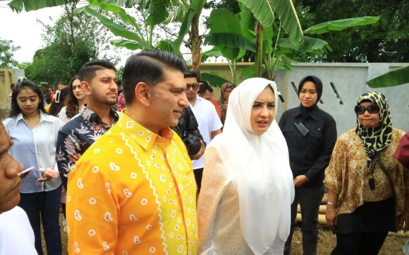 PILKADA 2024 - Bupati Fadia dan Ashraff bersama keluarga berjalan kaki saat memberikan hak pilih dalam Pilkada 2024 (dok. Bagus Rasika FM)