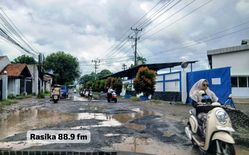 Kondisi jalan rusak dipenuhi lubang dan genangan air di ruas Buaran–Karangdadap, Kabupaten Pekalongan, Kamis (26/3/2026 - dok. Bagus Rasika FM Pekalongan).
