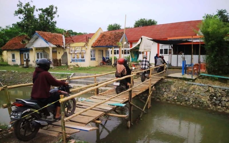 Meski hanya dari bambu, jembatan darurat Ponolawen menjadi jalur vital bagi pengendara motor di tengah pembangunan jembatan poros Kesesi–Sragi (dok. Bagus - Rasika FM Pekalongan)