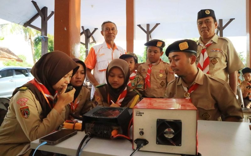 JOTA JOTI - Peserta Jambore On The Air dab Jambore On The Internet saat berkomunikasi dengan peserta lain di luar daerah menggunakan gelombang radio (dok. Bagus Rasika FM)