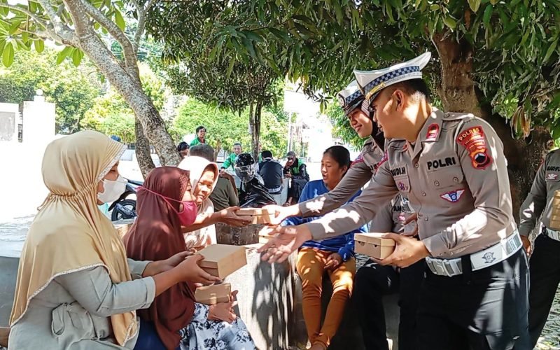 Jumat Berkah Satlantas Polres Pekalongan Bagikan 100 Paket Makan Siang Untuk Masyarakat Membutuhkan dan Pekerja di Jalan (dok. Humas)