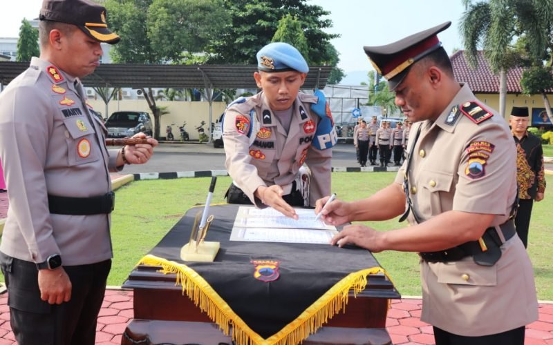SERTIJAB - Rotasi jabatan Res Narkoba Polres Pekalongan dari AKP Herawan PRasetyo Budi kepada Robi Novi Diawanto (dok. Humas)