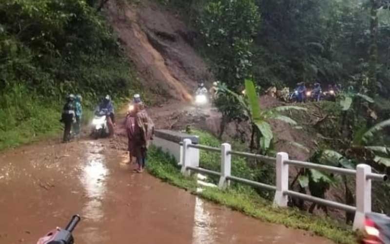 Jalan-Raya-di-Kecamatan-Lebakbarang-Longsor