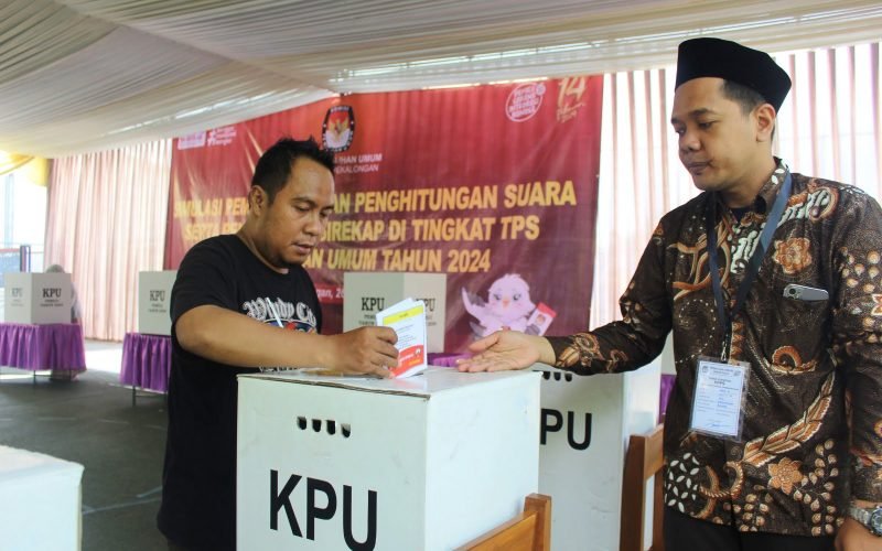 Komisi Pemilihan Umum (KPU) Kabupaten Pekalongan telah menerima semua jenis atau item logistic yang akan digunakan untuk pelaksanaan pemilu tahun 2024 mendatang. Beberapa jenis logistik tersebut diantaranya eperti bilik suara, kotak suara, segel, tinta, segel plastic (ties), sampul dan surat suara.