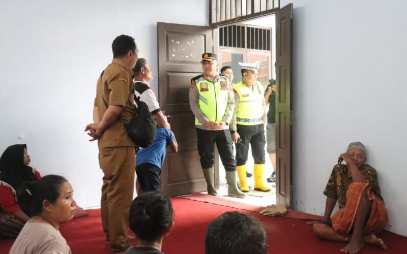 Kapolres Pekalongan, AKBP Rachmad C. Yusuf, SIK, M.Si saat melakukan kunjungan dilokasi pengungsian (dok, Humas)