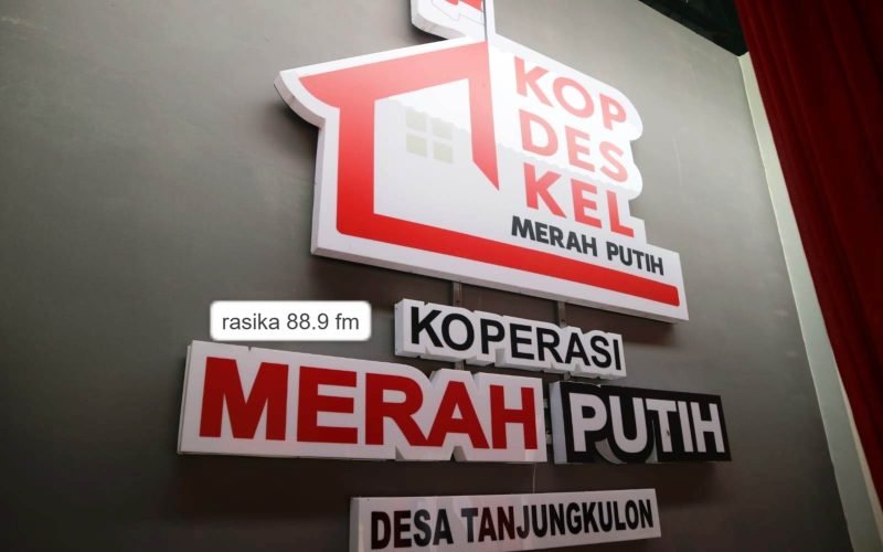 BENTENG EKONOMI DESA: Peluncuran gerai KDKMP Desa Tanjungkulon, Kajen, Pekalongan. Kehadiran jaringan koperasi ini diproyeksikan menjadi induk logistik (core supplier) bagi UMKM lokal sekaligus instrumen untuk menandingi dominasi toko ritel berjejaring modern. (Foto: Dok. Bagus - Rasika FM Pekalongan)