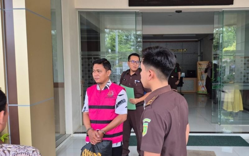 RESMI DITAHAN - Tim Penyidik Kejaksaan Negeri Kabupaten Pekalongan menahan tersangka berinisial "S" dalam perkara dugaan tindak pidana korupsi penyalahgunaan pemberian dan penyaluran fasilitas kredit pada salah satu bank plat merah di Kecamatan Sragi periode 2019–2023 (dok. Istimewa).