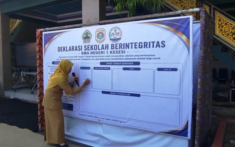 Penandatanganan komitmen menjadi penutup Deklarasi Sekolah Berintegritas di SMAN 1 Kesesi, Kabupaten Pekalongan, Senin (20/7/2026). Seluruh unsur sekolah, mulai kepala sekolah, guru, tenaga kependidikan hingga perwakilan siswa, menyatakan komitmen bersama untuk menerapkan nilai kejujuran, kedisiplinan, tanggung jawab, kepedulian terhadap lingkungan, dan semangat meraih prestasi dalam kehidupan sehari-hari (dok. Istimewa)
