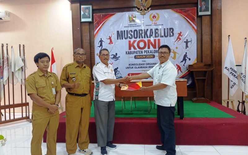 Suryono (kanan) resmi terpilih secara aklamasi sebagai Ketua Umum KONI Kabupaten Pekalongan dalam Musorkablub 2026. Ia mengusung visi pembinaan atlet berkelanjutan serta tata kelola organisasi yang transparan dan profesional.