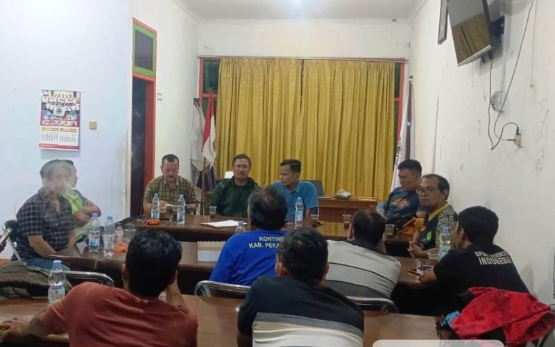 Rapat darurat KONI Kabupaten Pekalongan digelar usai Ketua KONI Rindiansyah resmi mundur. Pengurus akhirnya sepakat menunjuk Safujianto sebagai Plt Ketua KONI untuk melanjutkan roda organisasi. (dok. Istimewa)