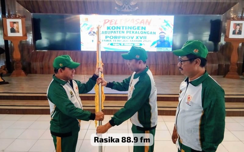 Plt. Bupati Pekalongan, Sukirman (kiri), menyerahkan bendera kontingen kepada Ketua Kontingen Kabupaten Pekalongan, Sigit Khurniawan, dalam acara pelepasan atlet dan pelatih yang akan berlaga pada Porprov XVII Jawa Tengah 2026 di Aula Lantai I Sekretariat Daerah Kabupaten Pekalongan, Kamis (15/10/2026 - dok, Bagus - Rasika FM Pekalongan).