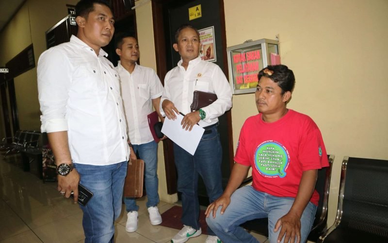 LAPOR - Sukisto (berkaos merah) korban kericuhan pelemparan batu bersama kuasa hukun saat melaporkan dua anggota DPRD Kabupaten Pekalongan di Mapolres Pekalongan (27/09/2024 - dok. Bagus Rasika FM)