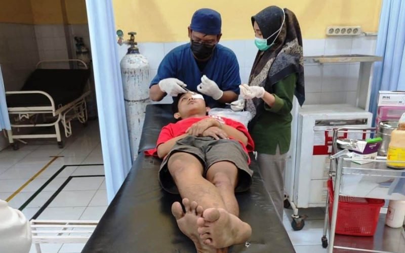 Korban saat menjalani pemeriksaan dan perawatan medis usai mengaku menjadi korban dugaan penganiayaan brutal. Kasus ini masih menunggu penjelasan resmi dari pihak-pihak terkait serta proses hukum yang berlaku (Source : Facebook)