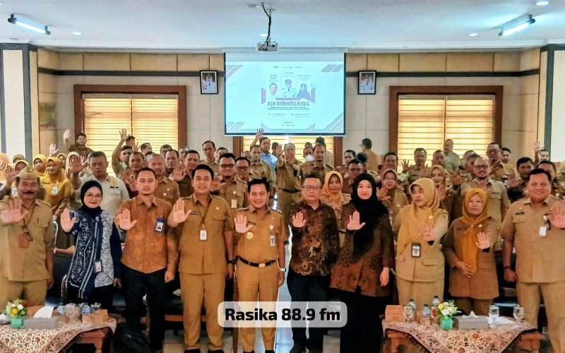 Bupati Pekalongan Sukirman, Kasatgas Direktorat II KPK RI Johnson Ridwan Ginting, serta jajaran ASN usai kegiatan ASN Berintegritas: Menguatkan Integritas, Mencegah Gratifikasi, Membangun Budaya Pelayanan Publik yang Amanah di Aula Lantai 1 Setda Kabupaten Pekalongan, Selasa (20/10/2026 - dok. Bagus - Rasika FM Pekalongan).