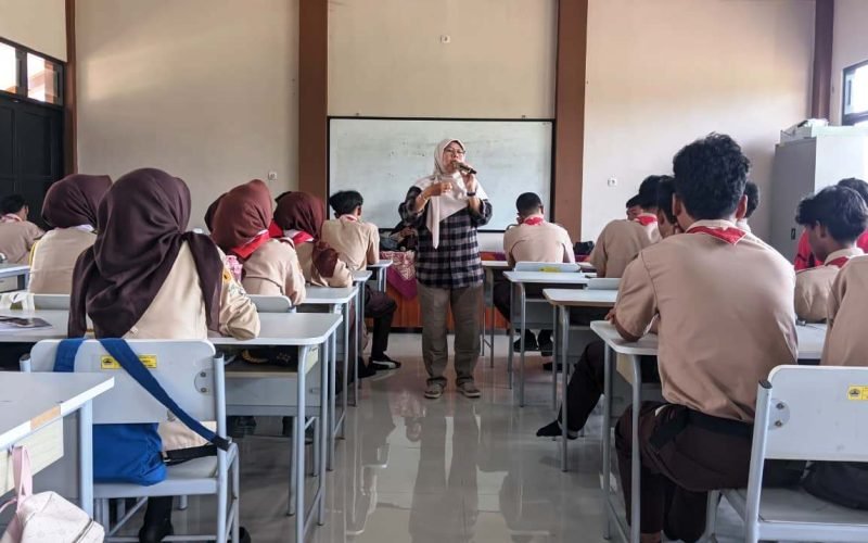 Ketua KPU Kabupaten Pekalongan Laelatul Izah menyampaikan materi demokrasi kepada siswa dalam program KPU Mengajar di SMA Negeri 1 Talun, Jumat (14/8/2026 - dok. Istimewa)