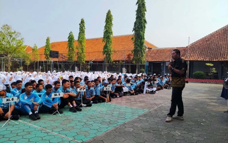 Dika Redana, Komisioner KPU Kabupaten Pekalongan, saat memberikan materi pendidikan demokrasi kepada siswa SMA Negeri 1 Kesesi dalam program KPU Mengajar, Selasa (11/8/2026). Sebanyak 857 siswa mengikuti kegiatan yang juga menjadi bagian dari persiapan Pemilihan Ketua OSIS dan pembekalan bagi pemilih pemula (dok. istimewa)